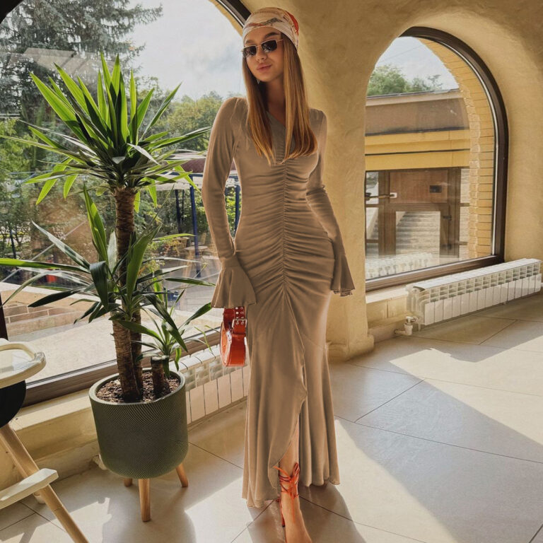 Fashionable Elegant V-neck Pleated Slim-fit Flared Sleeves Dress - Image 7